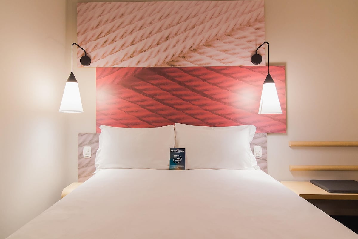 Ropa de cama de alta calidad, escritorio y sistema de insonorización