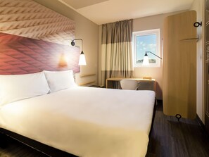 Premium bedding, desk, soundproofing, free WiFi