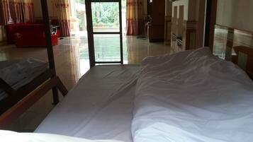 Shared Dormitory | In-room business centre