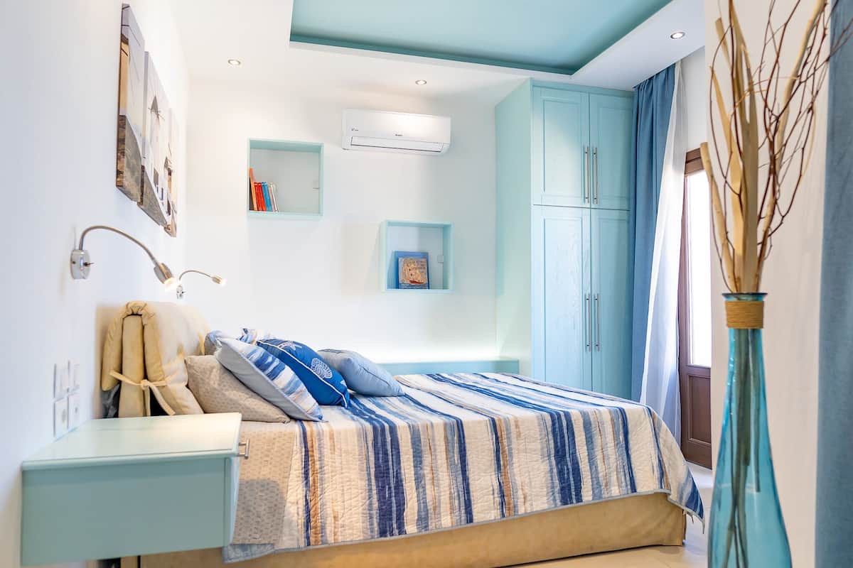 Une chambre à coucher avec un lit, une table de chevet et une armoire.