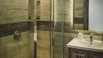 Departamento Deluxe, 1 cama matrimonial, para no fumadores, vista a la montaña | Baño | Secadora de cabello, toallas, jabón, shampoo