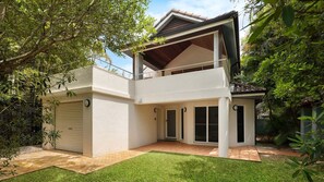 Exterior - Clarkes Beach Villa - steps to beach & Byron town (Byron Bay)
