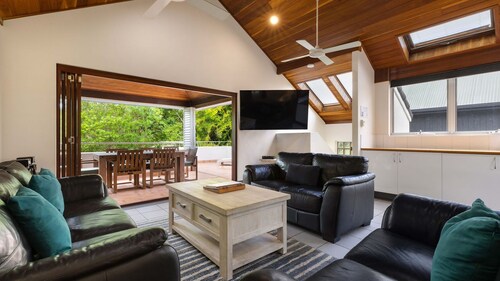 Clarkes Beach Villa - steps to beach & Byron town