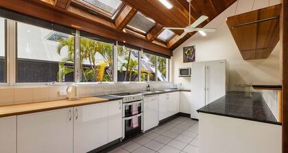 Clarkes Beach Villa - steps to beach & Byron town