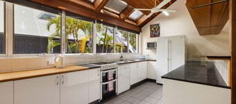 Clarkes Beach Villa - steps to beach & Byron town