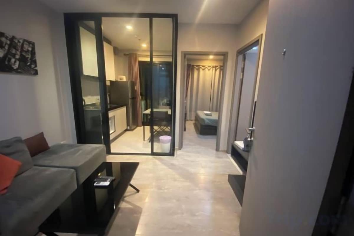 Blackout drapes, WiFi (free), bed sheets