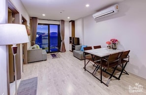 2-Bedroom Condo with Sea View | Blendingsgardiner, wi-fi (inkludert), sengetøy og rullestolvennlig