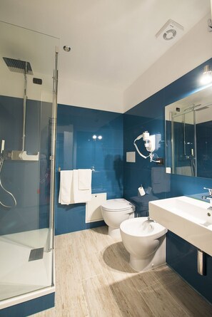 Chambre Double | Salle de bain | Douche, articles de toilette gratuits, sĂšche-cheveux, bidet