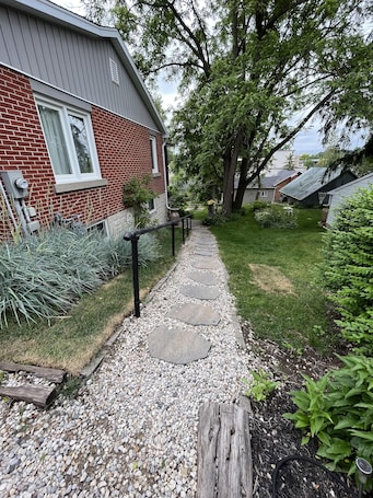 Property grounds. Millers Mistress - Gardenview - 2 bdrm apt in downtown Elora