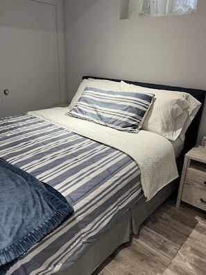 2 chambres, bureau, fer et planche à repasser, accès au Wi-Fi (inclus)