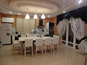 Cottage | Private kitchen | Fridge, microwave, stovetop