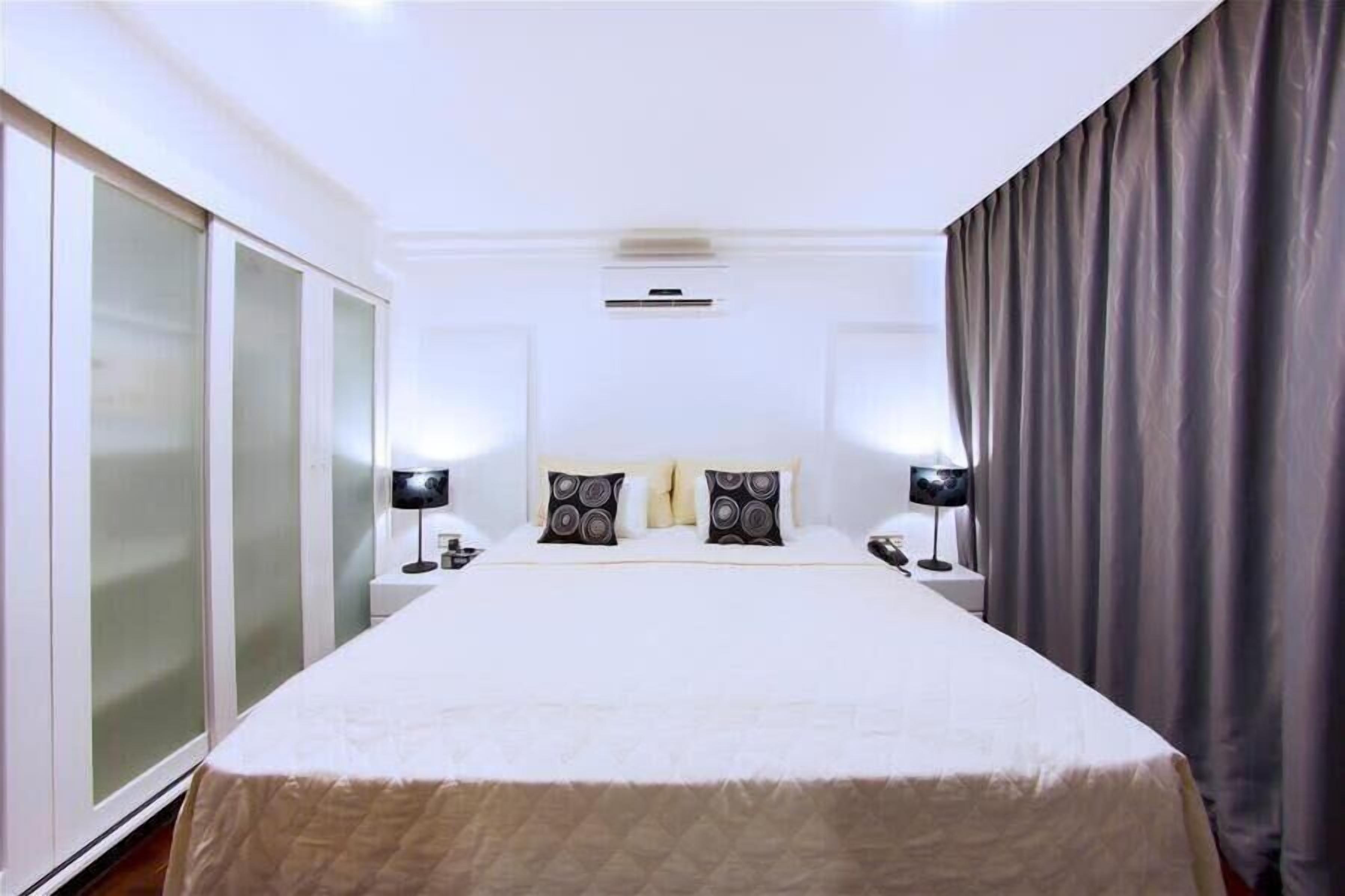 1 chambre, fer et planche à repasser