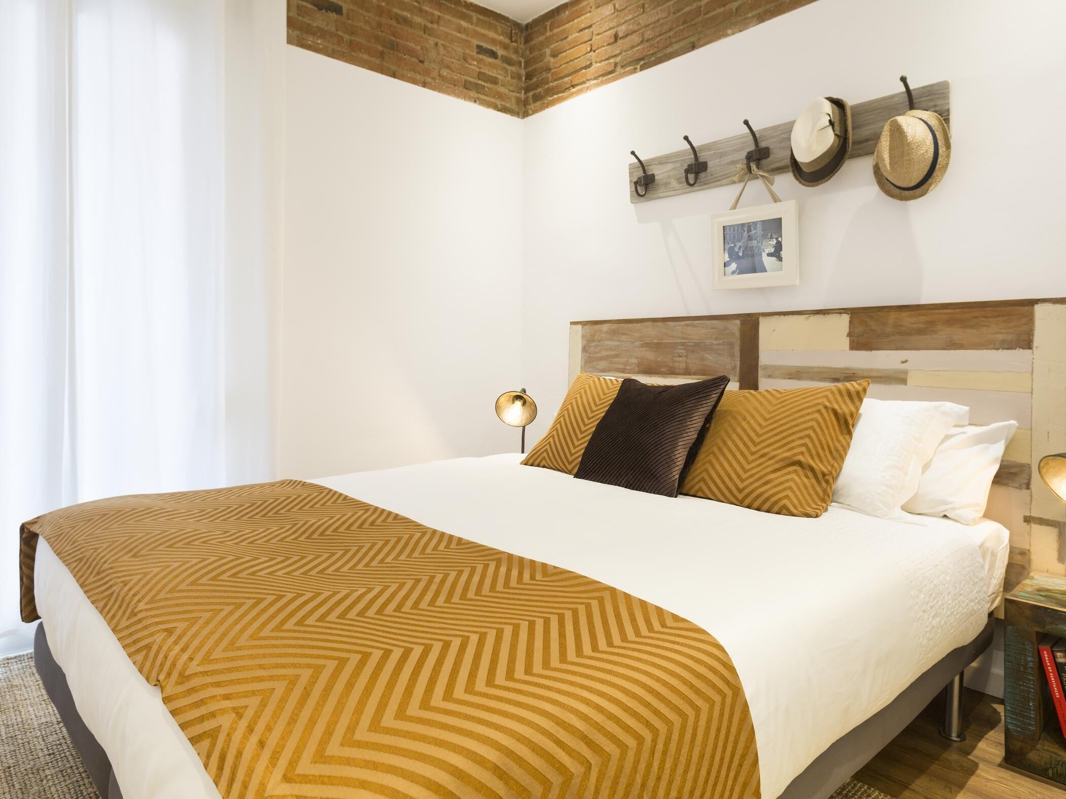 2 habitaciones, insonorización y tabla de planchar con plancha 