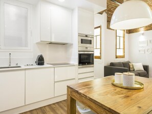 Kjøleskap, mikrobølgeovn, ovn og kaffetrakter/tekoker