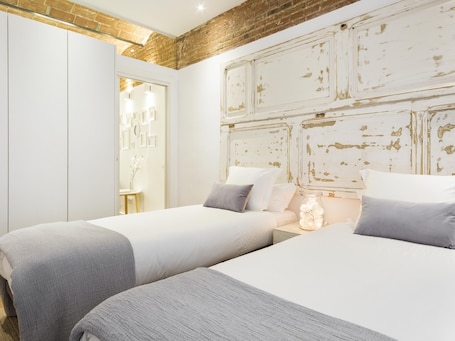 Brand New 2 Bedroom Apartment In Trendy Poble Sec, 10 Minutes From Ramblas