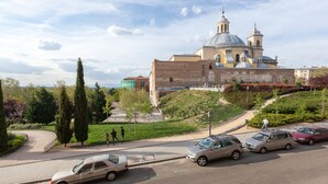 A historic building with domed architecture, a paved pathway, and parked cars. - Beautiful apartment in the centre of Madrid (Madrid)