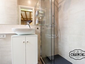 Een douche, gratis toiletartikelen, een haardroger, handdoeken