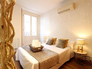 Iron/ironing board, internet, bed sheets - Huertas studio - Apartment in the center of Madrid (Madrid)