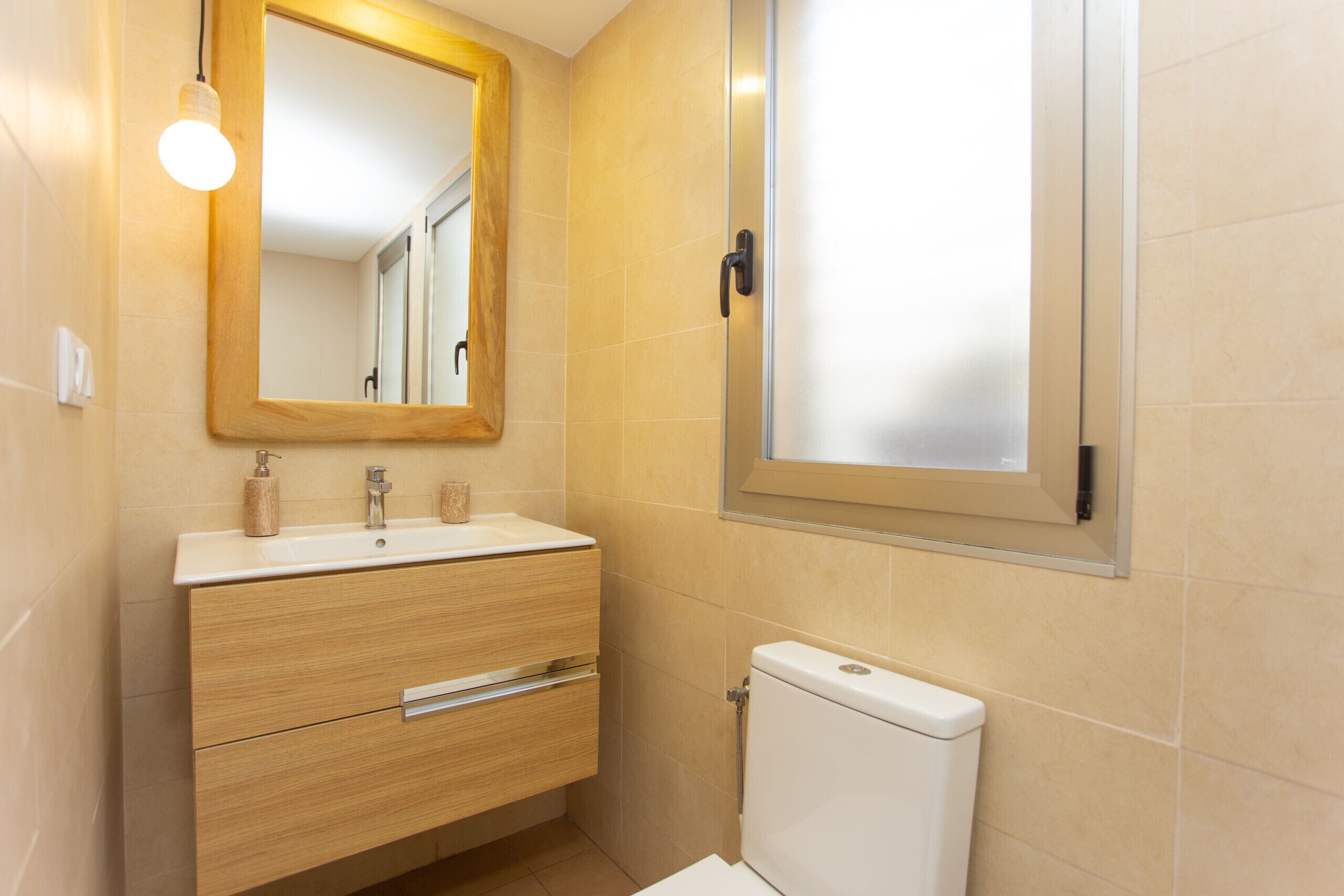 Baignoire, sèche-cheveux, bidet, serviettes fournies