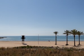 En la playa, camastros y toallas de playa