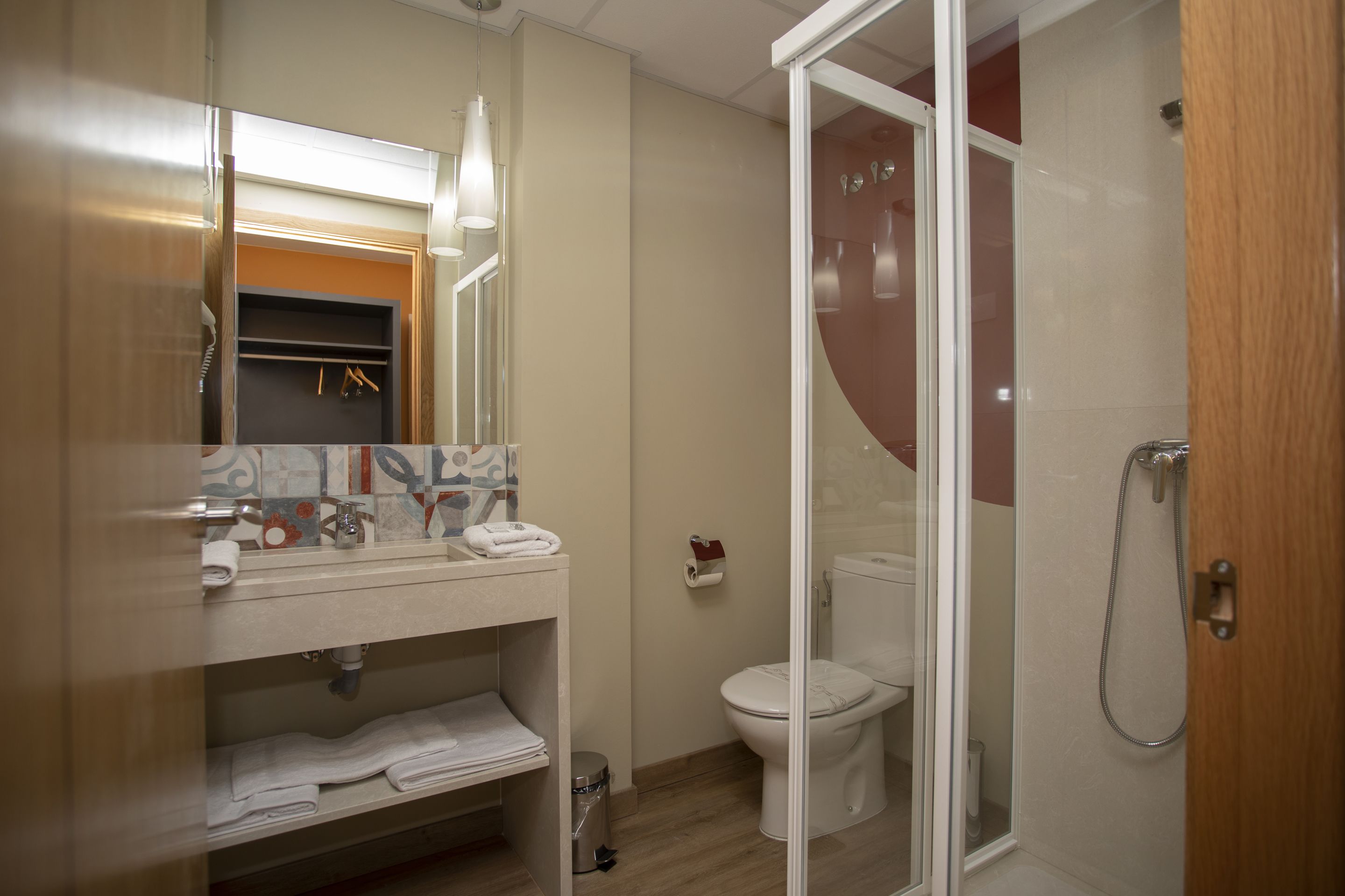 shower, free toiletries, hair dryer, towels