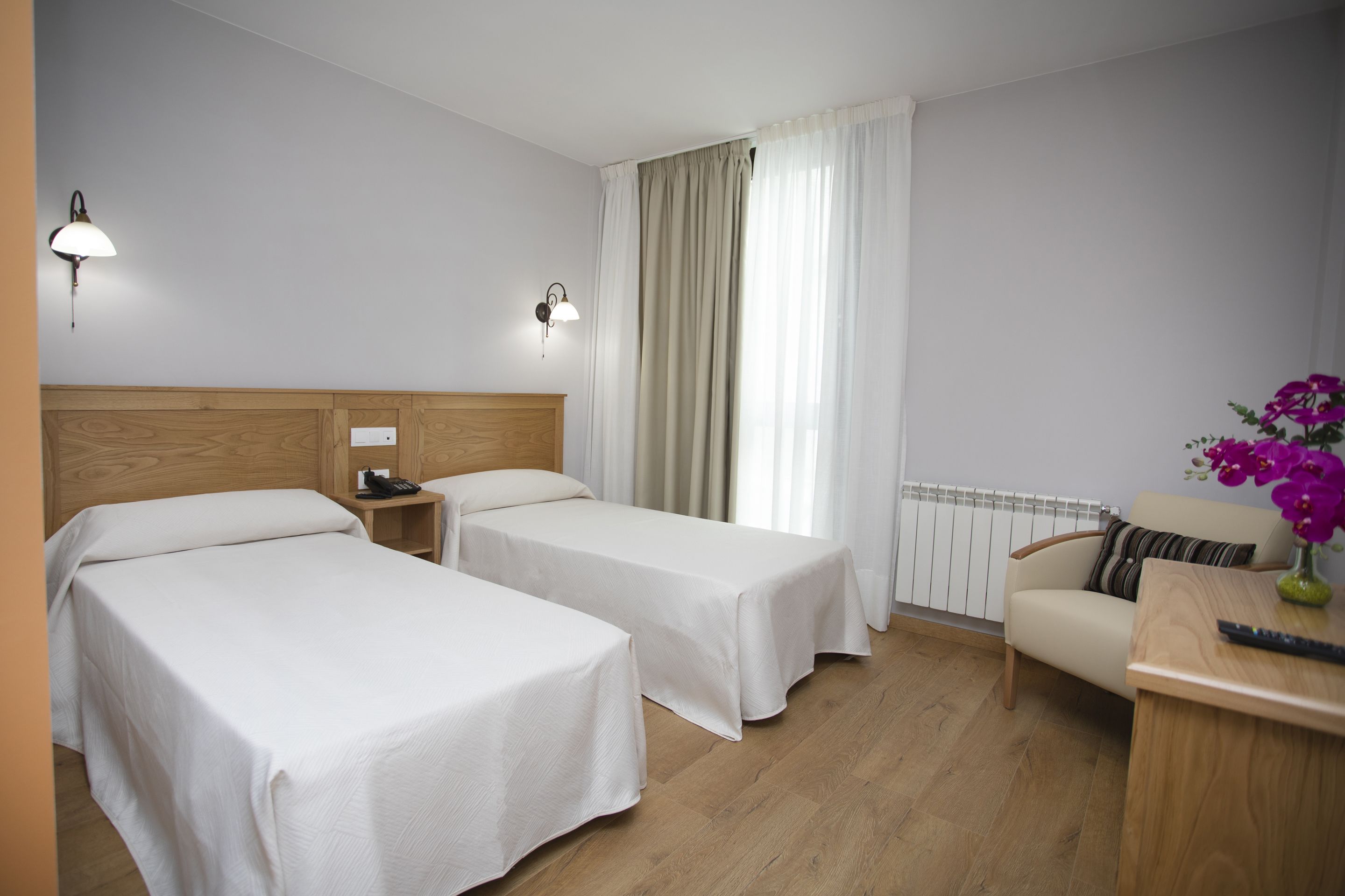 superior twin room | desk, soundproofing, free wifi, bed sheets