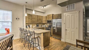 Fridge, microwave, stovetop, dishwasher