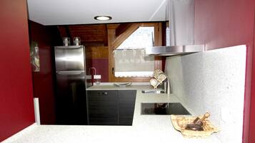 Een koelkast, een magnetron, een oven, een vaatwasser