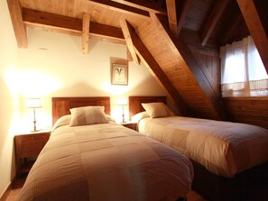 4 habitaciones, tabla de planchar con plancha y ropa de cama