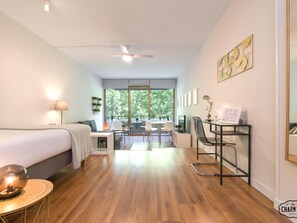 1 bedroom, iron/ironing board, internet, bed sheets - Paseo del Prado I - Studio with Pool and Terrace (Madrid)