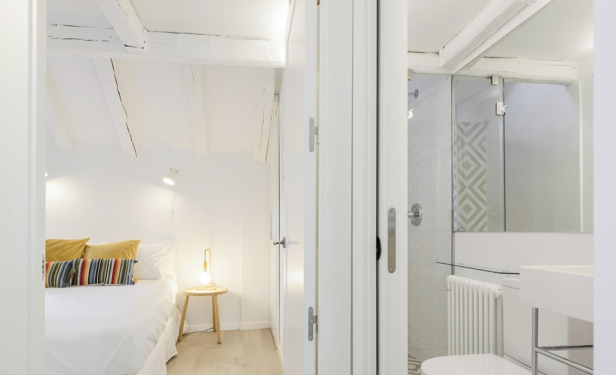 Een bad, gratis toiletartikelen, een haardroger, handdoeken