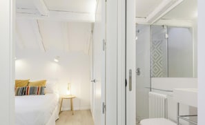 Badewanne, kostenlose Toilettenartikel, Haartrockner, Handtücher