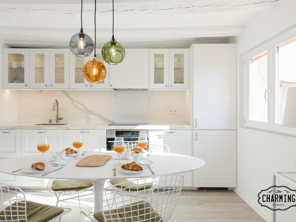 Fridge, oven, dishwasher, coffee/tea maker