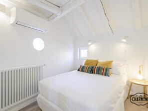 2 bedrooms, iron/ironing board, Internet