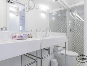 Tina, amenidades de baño gratuitas, secadora de cabello, toallas 