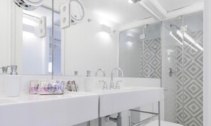 Badekar, gratis toiletartikler, hårtørrer, håndklæder