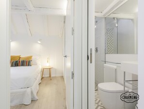 Bathtub, free toiletries, hair dryer, towels