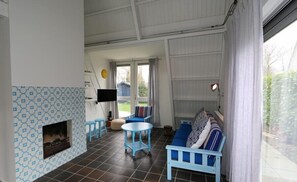 Televisión, chimenea, estéreo