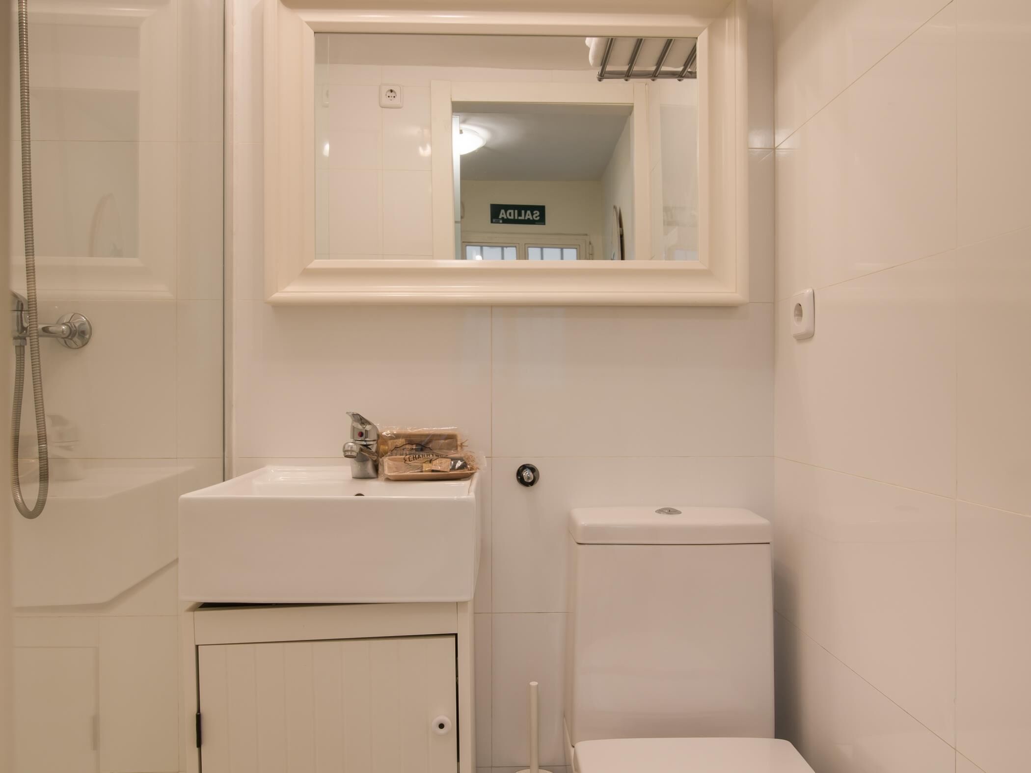 Een bad, gratis toiletartikelen, een haardroger, handdoeken
