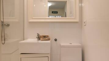 Een bad, gratis toiletartikelen, een haardroger, handdoeken