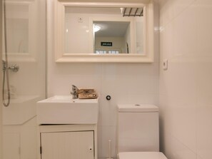 Badewanne, kostenlose Toilettenartikel, Haartrockner, Handtücher