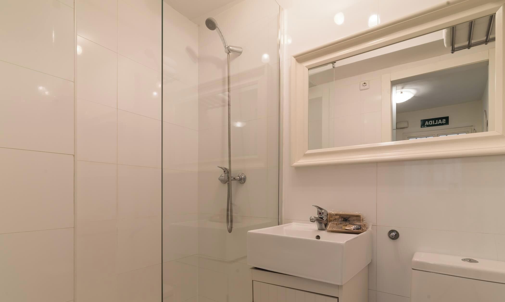 Een bad, gratis toiletartikelen, een haardroger, handdoeken