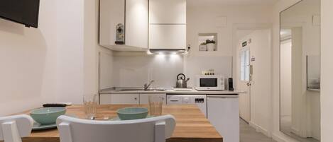 Frigorifero, microonde, macchina per tè/caffè, tostapane