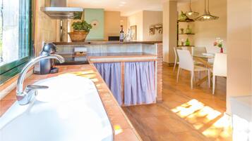 Een koelkast, een kookplaat, een koffiezetapparaat/waterkoker, een mixer