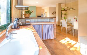 Fridge, stovetop, coffee/tea maker, mixer - Stunning home in Ubrique with kitchen (Ubrique)