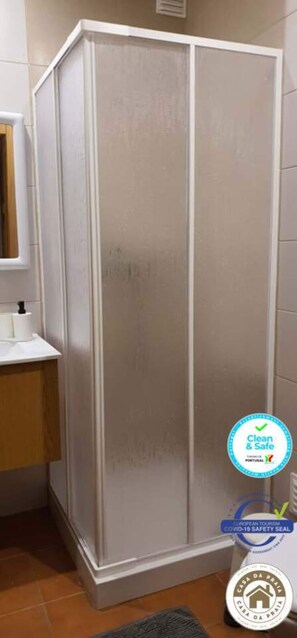 Duschwanne, Bidet, Handtücher, Toilettenpapier