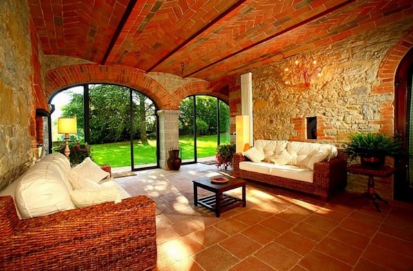 Flat-screen TV, fireplace - Podere Lucignano Secondo Agriturismo (Gaiole in Chianti)