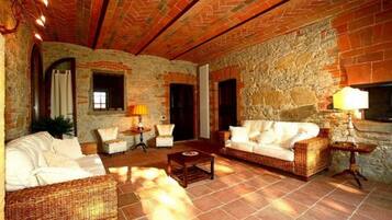 Apartment, 3 Bedrooms | Living room | Flat-screen TV, fireplace