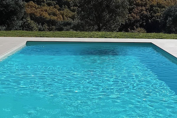 Piscina externa sazonal, funciona das 9h às 19h, guarda-sóis