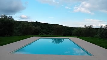 Piscina externa sazonal, guarda-sóis, espreguiçadeiras